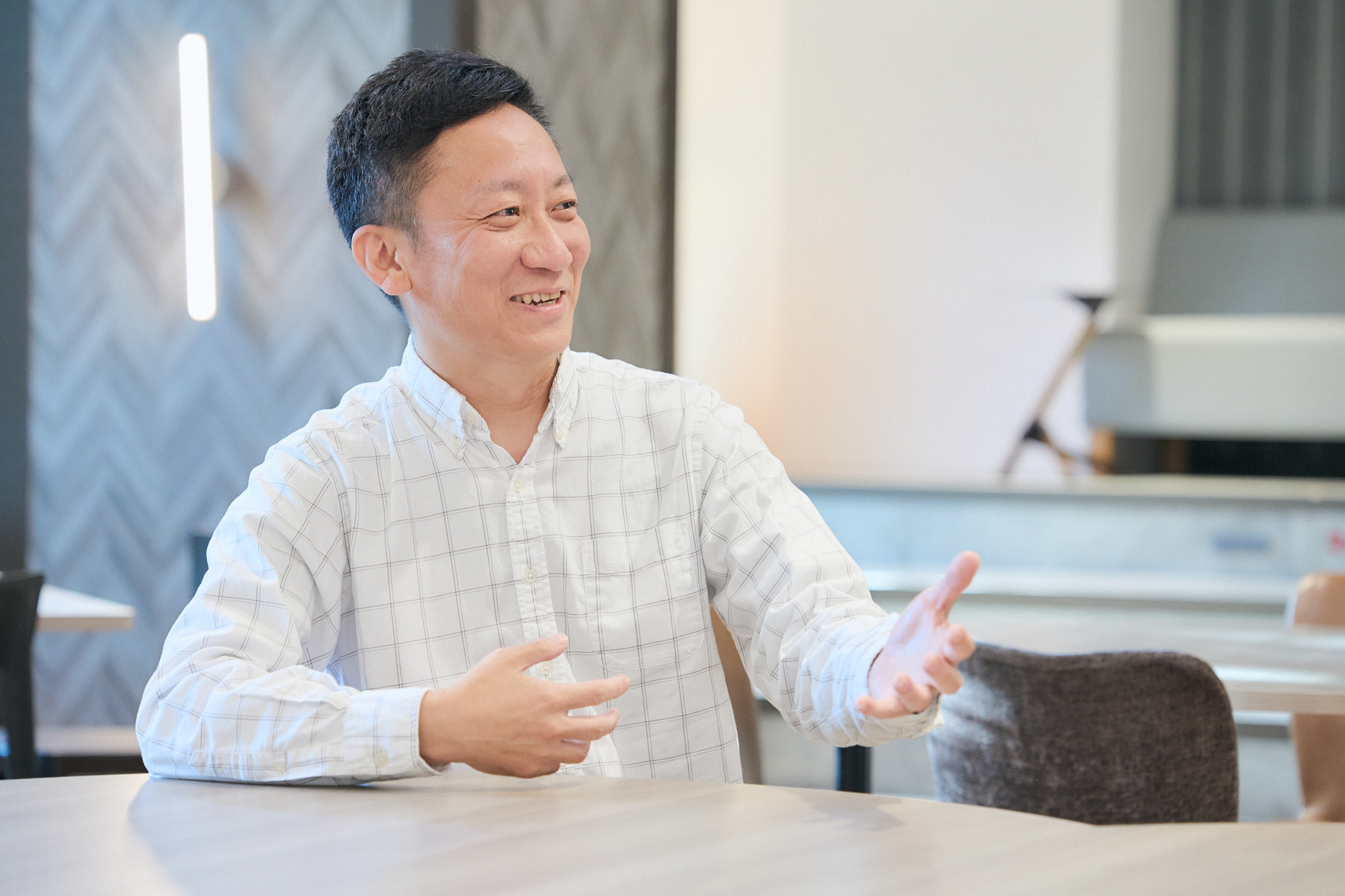 インタビュー中の辛島代表